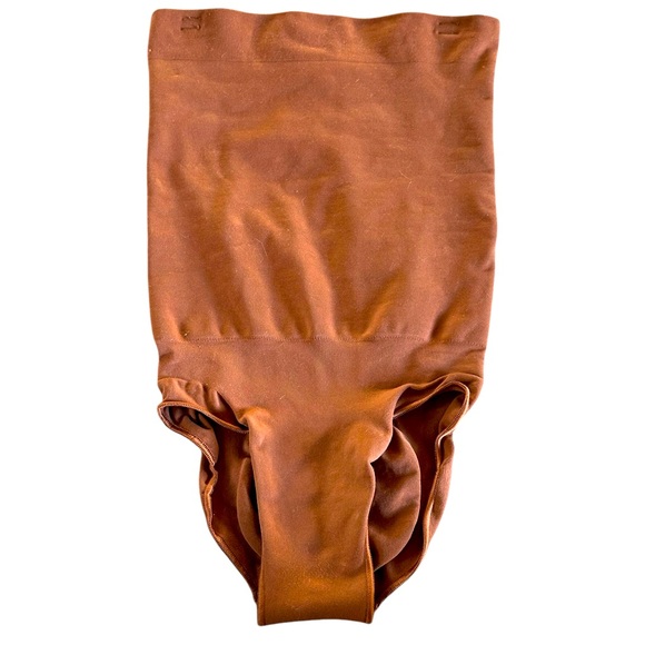 Skims High-Waisted Brief Shape Wear | Size Small
Bronze - Picture 1 of 3